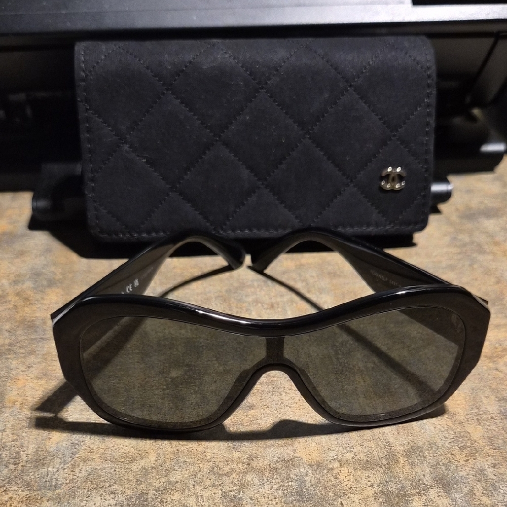 CHANEL Elegant Black Sunglasses